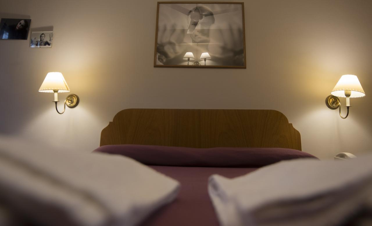 Hotel De Cine Las Golondrinas Villa Gesell Εξωτερικό φωτογραφία